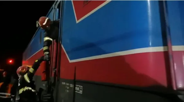 O „bombă” a stat să explodeze în gară, la Predeal: Locomotivă în flăcări, în spate 27 de vagoane de motorină