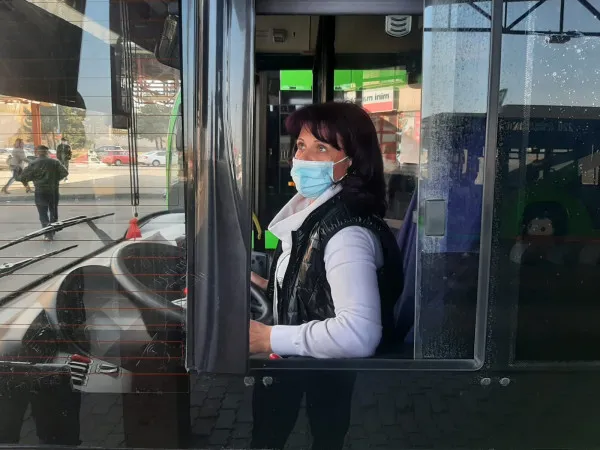 Doamna de la RATBV şi „limuzina” de 18 metri