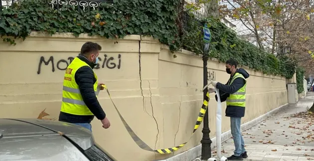 Gardul casei lui Becali a fost vandalizat!