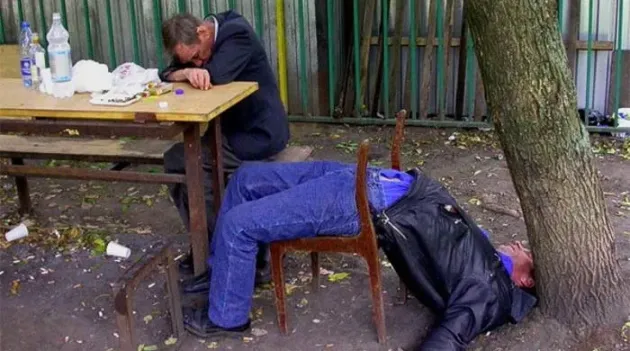 Un român consumă anual 11 litri de alcool pur