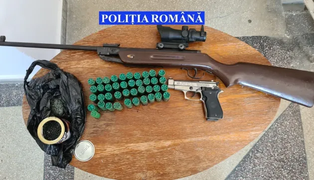 Cu două arme şi 68 de cartuşe în casă