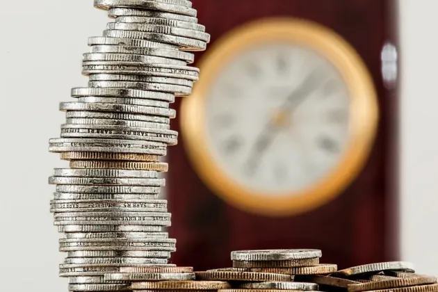 Doi din zece români s-ar descurca mai puţin de trei luni cu economiile pe care le au