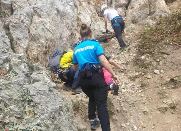 O alpinistă de 50 de ani a rămas blocată pe un traseu de căţărare din Cheile Râşnoavei