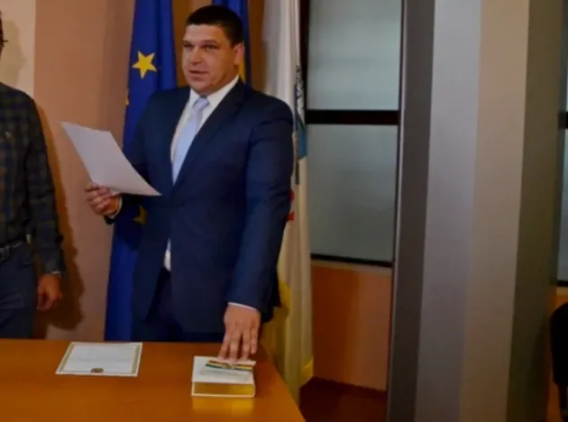 N-a dispărut, se ascunde: A fugit din ţară de frică să nu-l ajungă păcatele din urmă