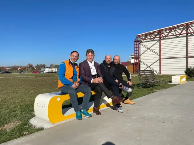 Ghimbav: Încă două băncuţe smart şi un loc de joacă care a rezistat curat doar câteva zile