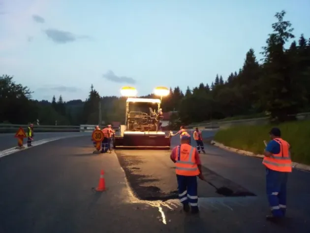 Contracte în valoare de peste 37 de milioane de lei, cu trei asfaltatori, pentru reparaţii şi întreţinerea drumurilor judeţene din Braşov în următorul an  