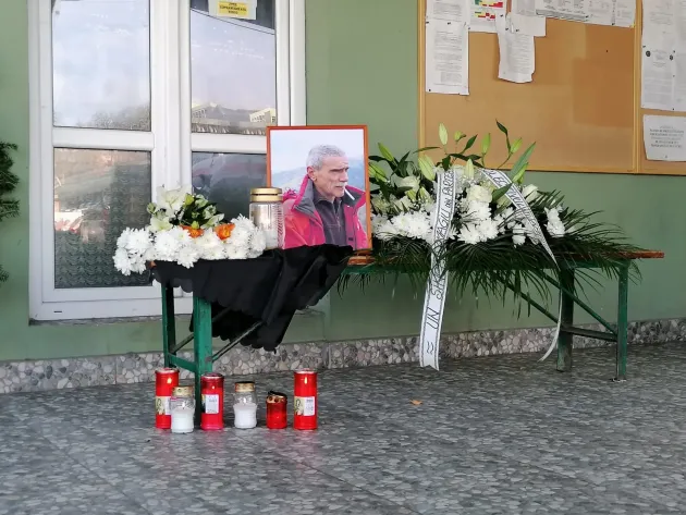Au fumat ultima ţigară pentru „Tata”. Doctorul Olteanu a plecat în ultima cursă în aplauzele colegilor