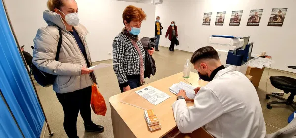 Termen prelungit: Tichetele de 100 de lei pentru vaccin se ridică în termen de maxim 6 luni