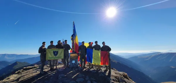 Tricolorul, dus pe cele 13 culmi ale României  
