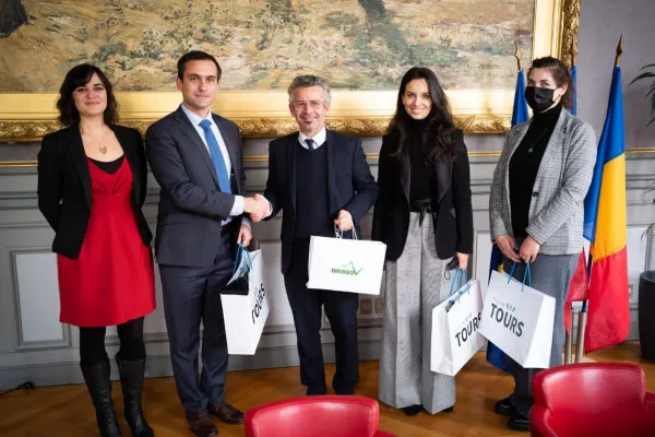 O bucătărie pentru toate şcolile, „recreaţie în iarbă” şi grădini de zarzavaturi între blocuri. Cu aceste idei a venit primarul Braşovului, după prima vizită oficială în oraşul francez Tours 