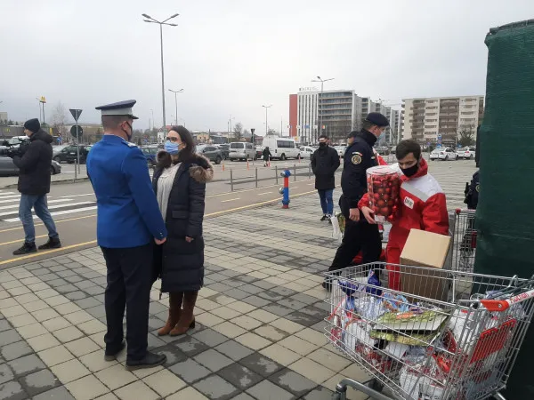 Din gunoi, bucurie: Jandarmii au strâns bani de cadouri de Moş Crăciun din deşeurile reciclate şi vândute la mall