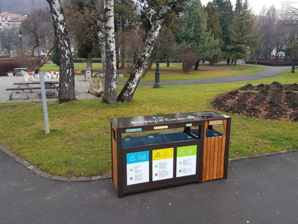 Coşuri de gunoi pentru colectare selectivă în zona centrală a Braşovului 