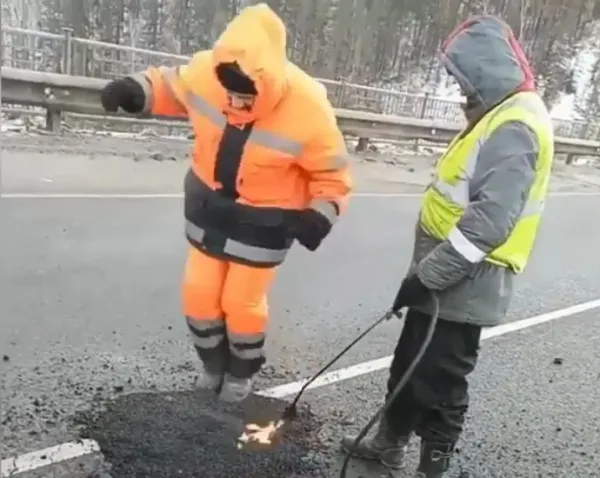 Când nu ai compactor, îl ai pe Dorel: Metodă revoluţionară de asfaltare „la rece” pe DN 1