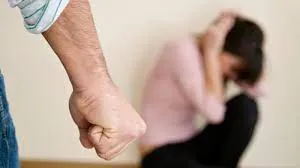 Bătută de două ori de concubinul cu 12 ani mai în vârstă, a chemat polițiștii când a fost din nou amenințată