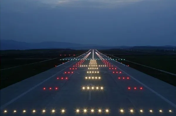Azi, ora 16.15: Se aprinde balizajul Aeroportului Internaţional Braşov