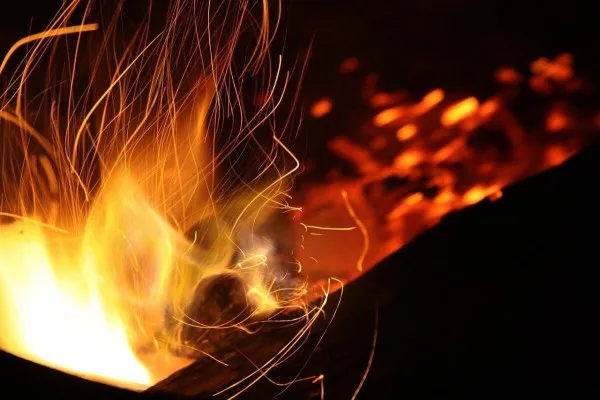 În arest, după ce a dat foc unui palet din curtea fostei soții