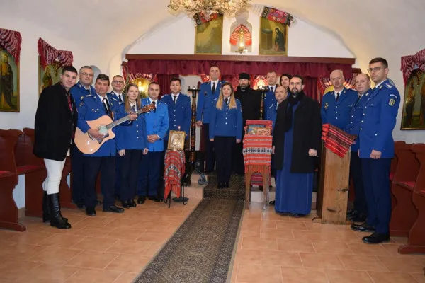 Jandarmii din Braşov, daruri de sărbători pentru 50 de copii din Hălmeag