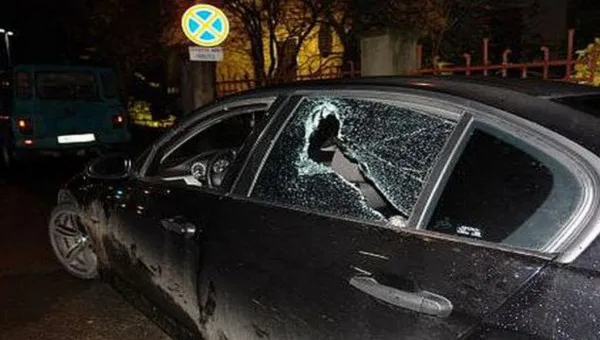 Hoţi cu „noroc”: câte 3 maşini sparte pe noapte şi în toate… bani  