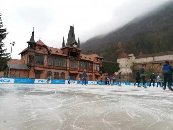 Azi se deschide cel mai frumos patinoar în aer liber din România: sub Tâmpa, 1.500 de metri pătraţi