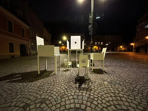 Ca să stârnească curiozitatea: cele 5 scaune din centrul Braşovului