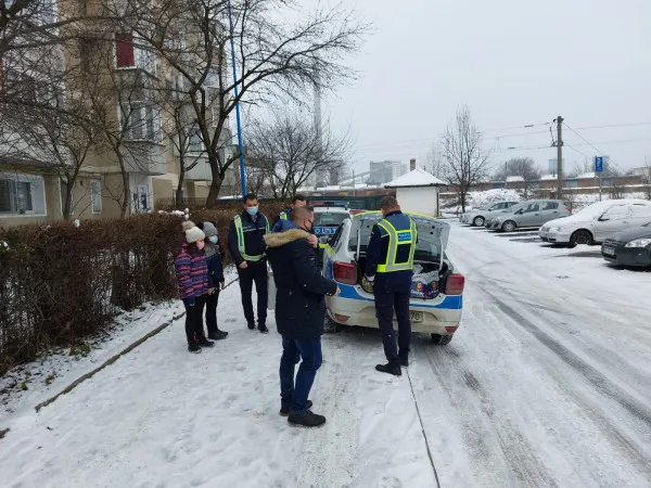 Ajutoarele Moşului de la Poliția TF au ajuns marţi la 15 familii nevoiaşe din Braşov, Predeal, Bod şi Budila 