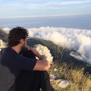 Lecţie de la fiul unui milionar român: „De câteva zile stau în casă îmbrăcat foarte bine, să mă obişnuiesc cu frigul. Să ne pregătim de haos”