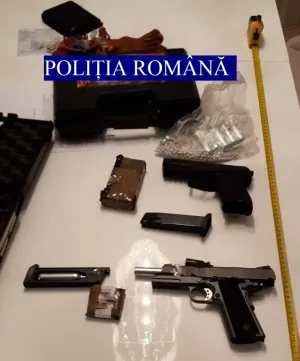 Peste 100 de percheziții într-un dosar de contrabandă: Comandau online arme din Ungaria, le primeau prin curier