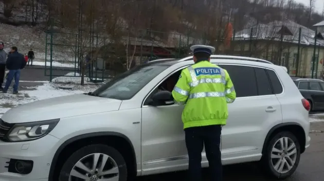 Șoferi prinși cu șpaga-n mână. Unul a ajuns în arest după ce a vrut să dea 8.000 de lei pentru că fusese depistat băut, la Predeal