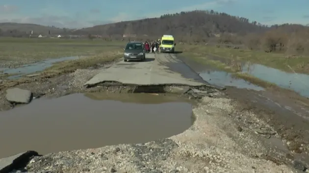 După mai bine de un an de la viituri, în Comăna se fac lucrări la infrastructura rutieră 