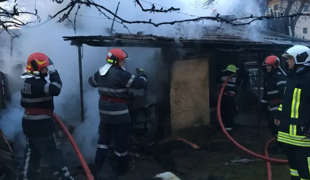 Două incendii într-o zi, o magazie și un acoperiș în flăcări