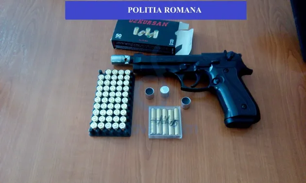A venit Poliţia să-i ia arma şi gloanţele din casă