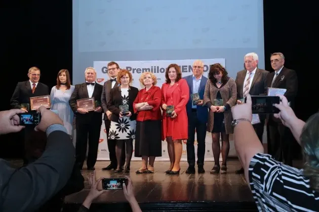 Profesorii pot fi nominalizaţi la Premiul Mentor pentru excelenţă în educaţie până la sfârşitul anului