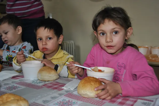 „Masa caldă” pentru elevii din Părău, Ticuşu şi Lisa, şi în 2022