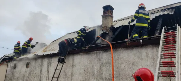 Misiune a pompierilor, la Sânpetru, îngreunată de vânt: Acoperișul unei case, în flăcări
