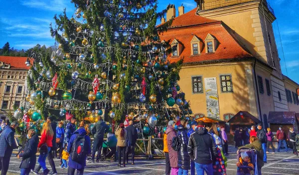 Braşovenii şi turiştii se mai pot fotografia cu bradul de Crăciun din Piaţa Sfatului până în 15 ianuarie