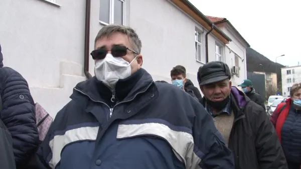 Coada sutei de lei e încă lungă la Spitalul Militar Braşov. Oamenii stau deja şi a doua oară la rând