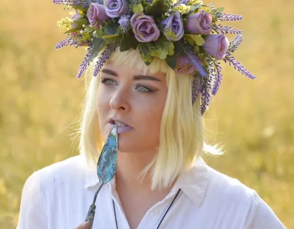 „Nu vreau să cerşesc bănuţi”. Mobilizare excepţională a braşovenilor pentru o artistă din Braşov
