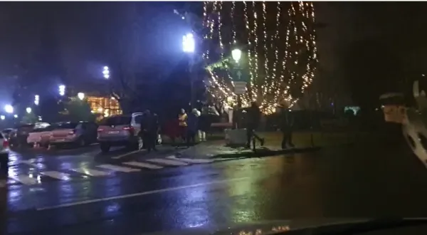 Vandal sau anti-fan? S-a dus de Revelion la Primărie să-și verse frustrarea, „petardă” i-a fost sticla de șampanie