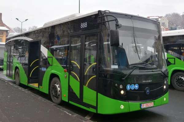 De la Gara Brașov, până în Poiană, cu bilet de 6 lei. Linia 100 devine operațională din 18 ianuarie și îi va duce pe turiști pana la baza pârtiei