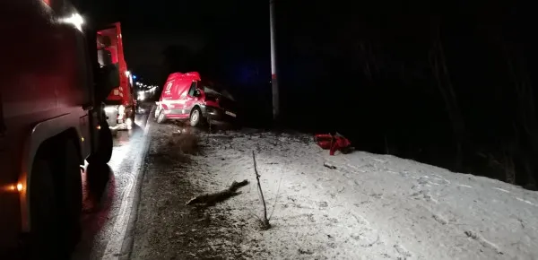 Șofer accidentat pe DN 11, la Lunca Câlnicului, din cauza unui arbore doborât de vânt. Drumarii brașoveni au avut o noapte albă