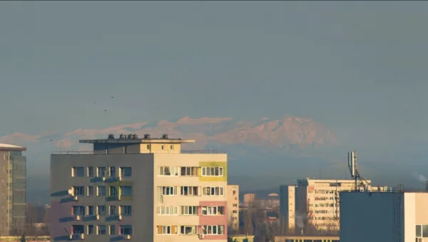 Rar şi spectaculos: Crestele munţilor Bucegi s-au văzut ieri tocmai din Bucureşti