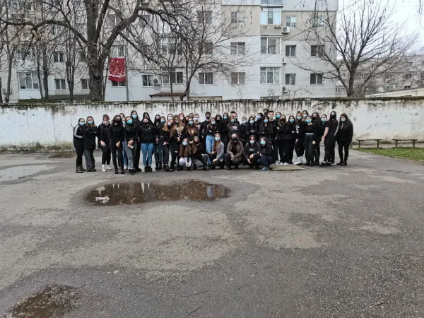 Îmbrăcaţi în negru - în faţa Prefecturii sau cu banderolă roşie – acasă: Astăzi, protest al elevilor din Braşov