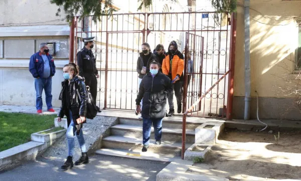 S-au înrăit profesorii, s-au „îndrăcit” copiii? Sau o fi sechelă Covid…