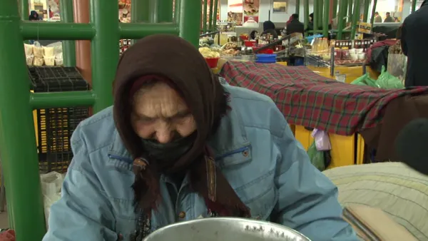 „Îngheţăm, ne dezgheţăm”: în pieţele din Braşov, unde „bate curentul” şi  „de ani de zile nu se face nimic”