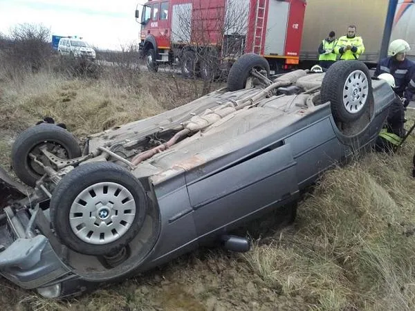 Tânără de 19 ani, răsturnată cu maşina, la 5 dimineaţa