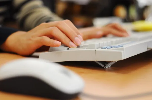 Peste 2.500 de beneficiari ai serviciilor de salubritate Brai-Cata plătesc factura online