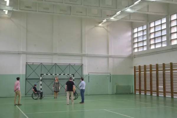 Sala de sport a Colegiului Transilvania din Brașov va fi demolată. Construcția de pe strada Panselelor ar fi trebuit să fie adaptată pentru persoanele cu dizabilități