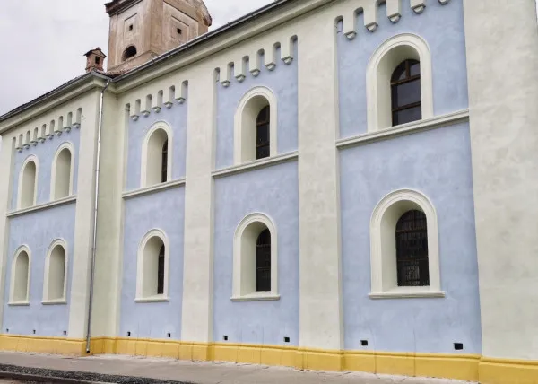 Sinagoga din Făgăraş nu a rezistat mult timp cu faţada curată
