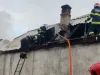 Misiune a pompierilor, la Sânpetru, îngreunată de vânt: Acoperișul unei case, în flăcări