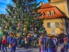 Braşovenii şi turiştii se mai pot fotografia cu bradul de Crăciun din Piaţa Sfatului până în 15 ianuarie